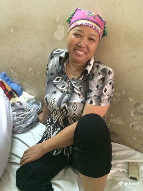 Nụ cười lạc quan của người phụ nữ bị ung thư xương - ảnh 1