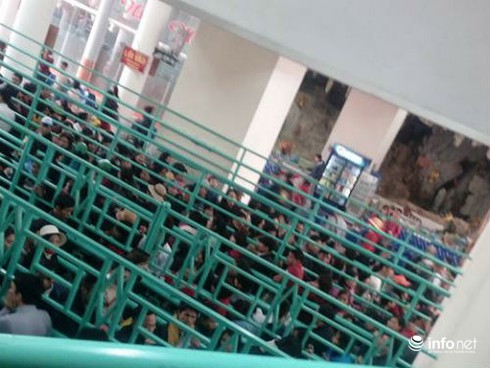 Mướt mồ hôi chen nhau ở Chùa Hương ngày cuối tuần - ảnh 5