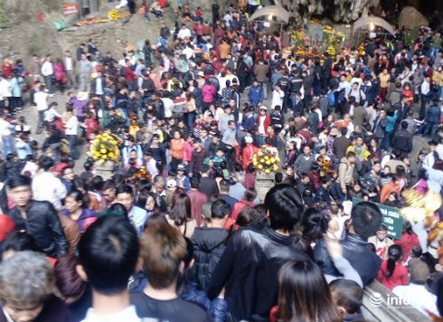 Mướt mồ hôi chen nhau ở Chùa Hương ngày cuối tuần - ảnh 7