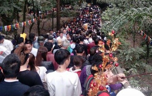 Mướt mồ hôi chen nhau ở Chùa Hương ngày cuối tuần - ảnh 6