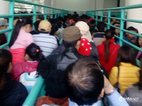 Mướt mồ hôi chen nhau ở Chùa Hương ngày cuối tuần - ảnh 3