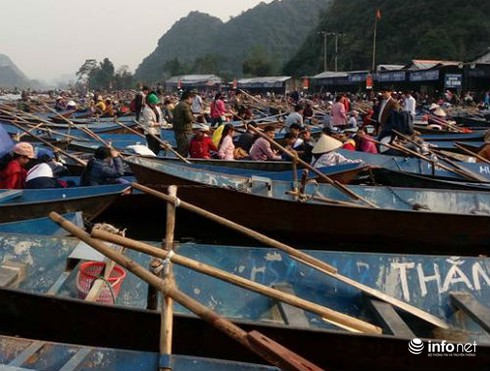 Mướt mồ hôi chen nhau ở Chùa Hương ngày cuối tuần - ảnh 2