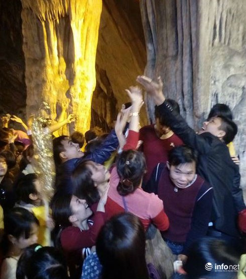 Mướt mồ hôi chen nhau ở Chùa Hương ngày cuối tuần - ảnh 9