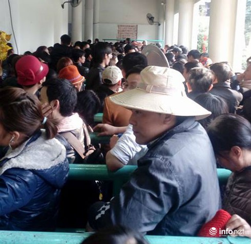 Mướt mồ hôi chen nhau ở Chùa Hương ngày cuối tuần - ảnh 4