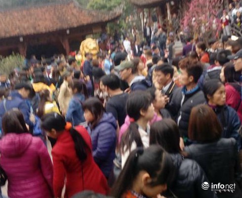 Mướt mồ hôi chen nhau ở Chùa Hương ngày cuối tuần - ảnh 1