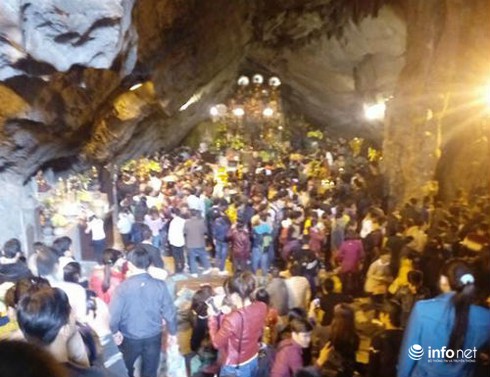 Mướt mồ hôi chen nhau ở Chùa Hương ngày cuối tuần - ảnh 8