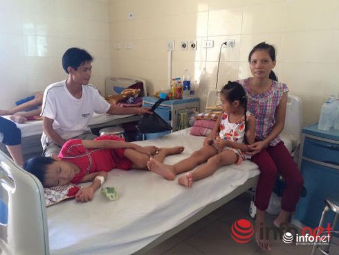 Đứa trẻ níu tay cầu xin được chữa bệnh và nước mắt bác sĩ - ảnh 1