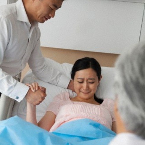 Xem vợ đẻ, nhiều quý ông cảm thấy ân hận - ảnh 1