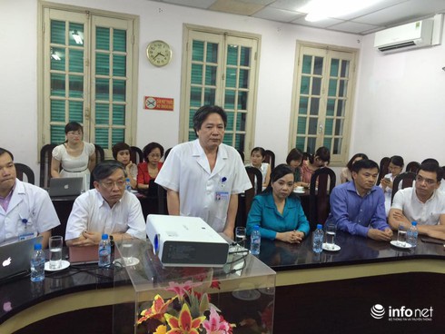 Trước khi mổ, bác sĩ dành một phút mặc niệm tri ân người hiến tạng - ảnh 1
