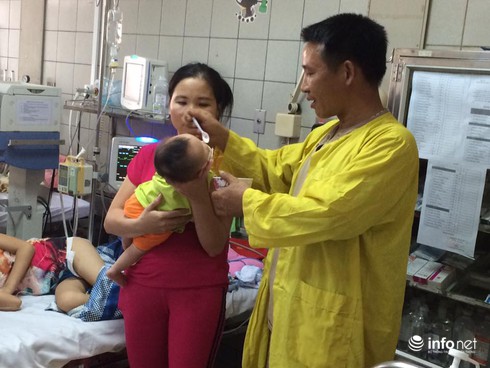 Quấn chặt trẻ sơ sinh tránh giật mình, cả nhà tá hỏa vì con bị viêm phổi - ảnh 1