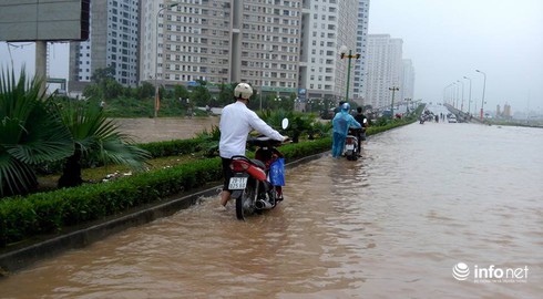 Hà Nội: 30 ngàn đồng một lượt đưa xe máy qua chỗ ngập - ảnh 10