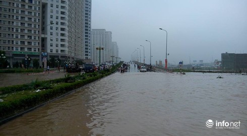 Hà Nội: 30 ngàn đồng một lượt đưa xe máy qua chỗ ngập - ảnh 2