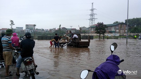 Hà Nội: 30 ngàn đồng một lượt đưa xe máy qua chỗ ngập - ảnh 9