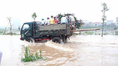 Hà Nội: 30 ngàn đồng một lượt đưa xe máy qua chỗ ngập - ảnh 8