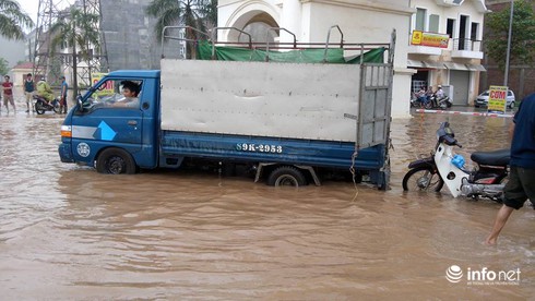 Hà Nội: 30 ngàn đồng một lượt đưa xe máy qua chỗ ngập - ảnh 4