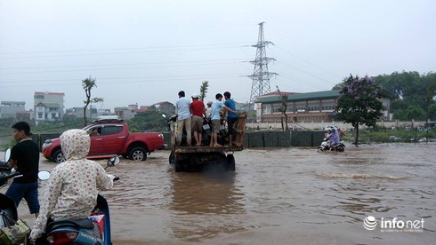 Hà Nội: 30 ngàn đồng một lượt đưa xe máy qua chỗ ngập - ảnh 7