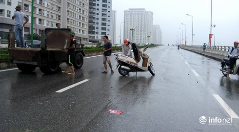 Hà Nội: 30 ngàn đồng một lượt đưa xe máy qua chỗ ngập - ảnh 11