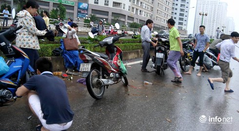Hà Nội: 30 ngàn đồng một lượt đưa xe máy qua chỗ ngập - ảnh 5