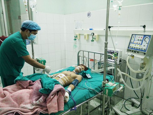 Nam thanh niên thủng bụng, cụt ngón tay do sửa đèn pin - ảnh 1