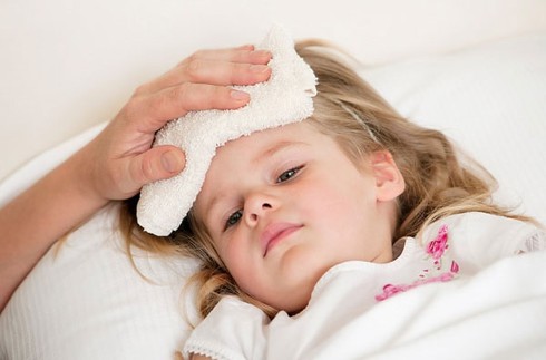 Chuyên gia chia sẻ bài thuốc hạ sốt cho trẻ em bằng cây nhà lá vườn - ảnh 1