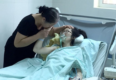 Người mẹ ung thư phổi phải mổ ngồi sinh con đã qua đời - ảnh 1