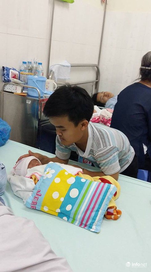Niềm vui vô bờ bến ngày lên chức bố mẹ của cặp đôi “mét mốt” - ảnh 1