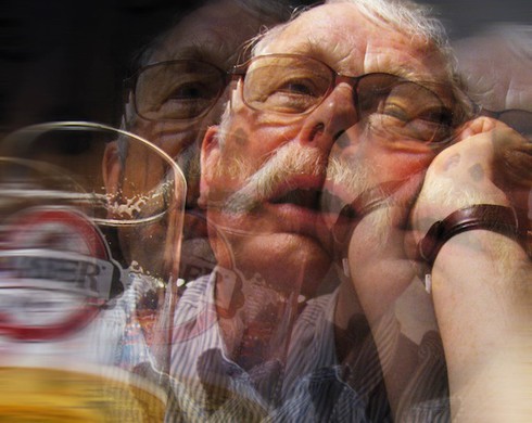 Người đàn ông nhập viện tâm thần vì rượu - ảnh 1