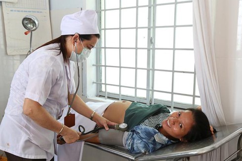 Bà con dân tộc thiểu số không còn sinh con tại nhà - ảnh 1