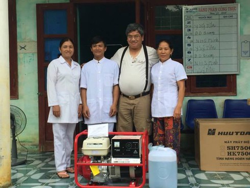 Tặng máy phát điện, khám bệnh miễn phí cho đồng bào dân tộc Chứt - ảnh 1