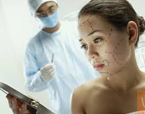 Mặt sưng vù, chảy dịch vì thẩm mỹ cho đúng phong thuỷ - ảnh 1