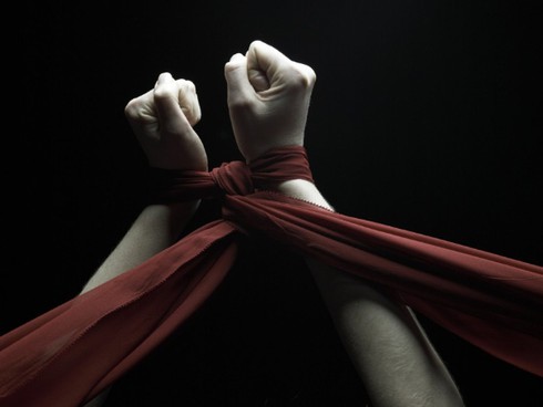 Thoát thân khỏi nạn buôn người: Bình tĩnh suy xét tình huống, tìm người giúp đỡ - ảnh 1