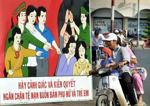 Yêu qua mạng, nữ công nhân bị bạn trai bán sang Trung Quốc - ảnh 1