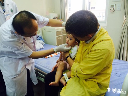 Vị giáo sư mang nụ cười lành lặn cho trẻ dị tật khe hở môi vòm miệng - ảnh 1