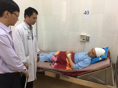 Bác sĩ bị người nhà bệnh nhân đánh chảy máu đầu: Đồng nghiệp chưa hết sốc - ảnh 1