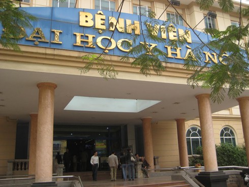 Côn đồ lao vào Bệnh viện Đại học Y Hà Nội chém cổ bệnh nhân - ảnh 1