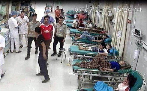 Nhóm thanh niên rút súng bắn an ninh bệnh viện Hùng Vương - ảnh 1