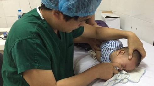 Bác sĩ bệnh viện Nhi TW chia sẻ cách sử dụng nước muối sinh lý an toàn - ảnh 1