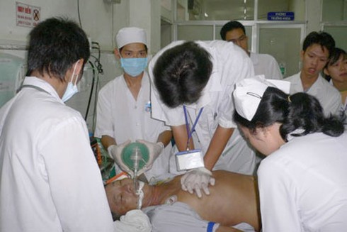 Thêm 1 người tử vong trong vụ 18 bệnh nhân bị sốc phản vệ: Bộ Y tế lên Hòa Bình - ảnh 1