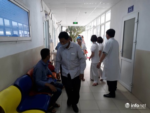 Bệnh viện Thận Hà Nội đón 20 bệnh nhân chạy thận đầu tiên từ Hòa Bình xuống - ảnh 1