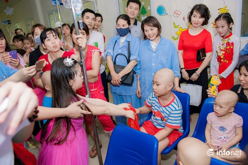 Mang nụ cười đến với các bệnh nhi ung thư - ảnh 5