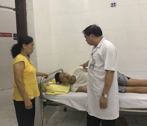 Bệnh viện Bạch Mai: Giải cứu bệnh nhân đòi nhảy lầu từ tầng 18 - ảnh 1