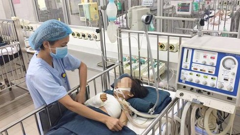 Cứu bé gái bị dập nát cánh tay do tai nạn giao thông - ảnh 1