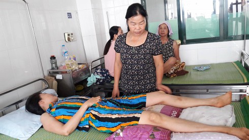 Bị liệt sau một mũi tiêm, cô giáo vùng cao vẫn chưa biết vì sao - ảnh 1