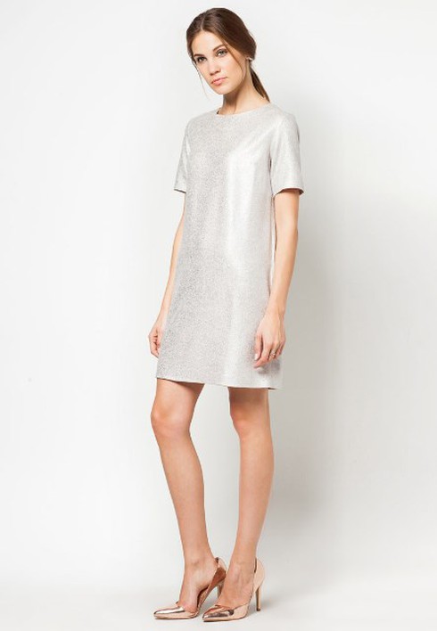 Diện đầm dáng suông khởi đầu năm mới đầy duyên dáng - ảnh 1