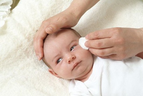 bé đau mắt đỏ: tobrex có dùng được cho trẻ sơ sinh không? - ảnh 1