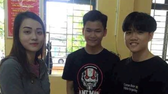 Nghe VietNamNet: Nhặt được điện thoại cùng tiền, nhóm học sinh tìm trả người đánh rơi