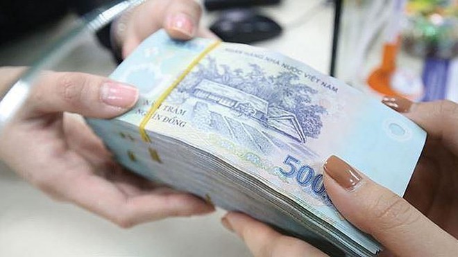 Nhiều ngân hàng tăng lãi suất tiết kiệm online, giảm mạnh lãi suất cho vay