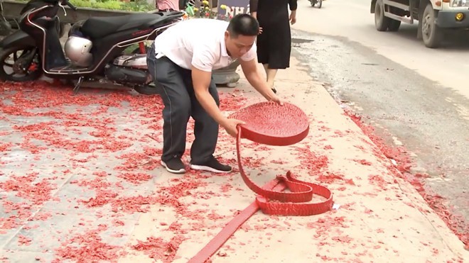 Người đàn ông đốt pháo dài hơn 50m trong đám cưới ở Hà Nội khai gì?
