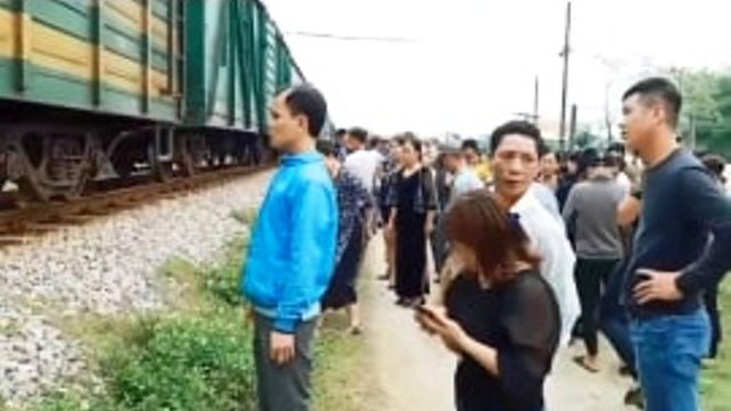 Nghệ An: Cố băng qua đường sắt, tài xế xe tải bị tàu đâm tử vong