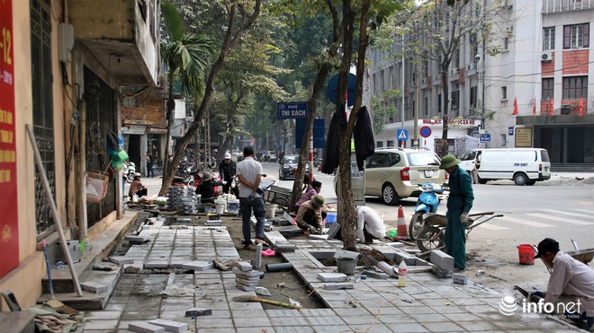 Hà Nội lại đào đường lát đá vỉa hè, phố phường bụi mù mịt
